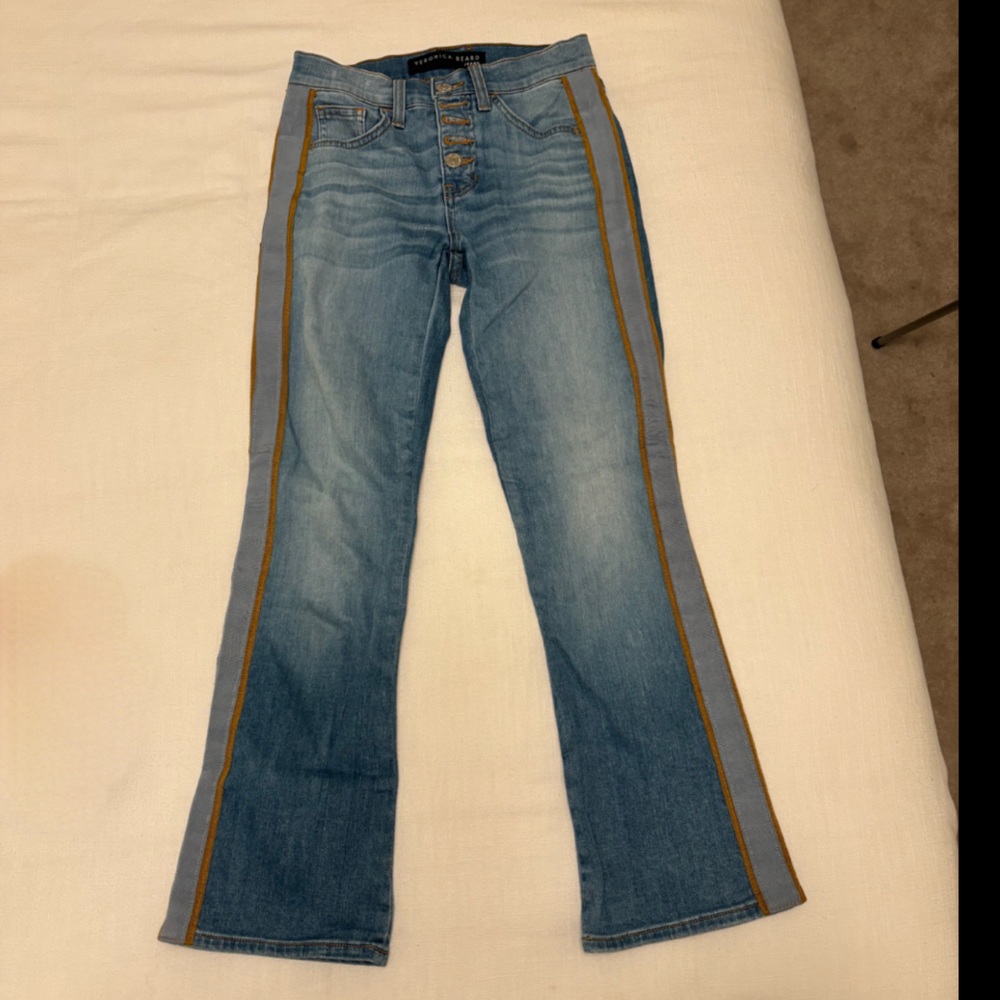 VERONICA BEARD | CAROLYN BABY BOOT TUXEDO
STRIPE LIGHT WASH JEANS 23 OR 000